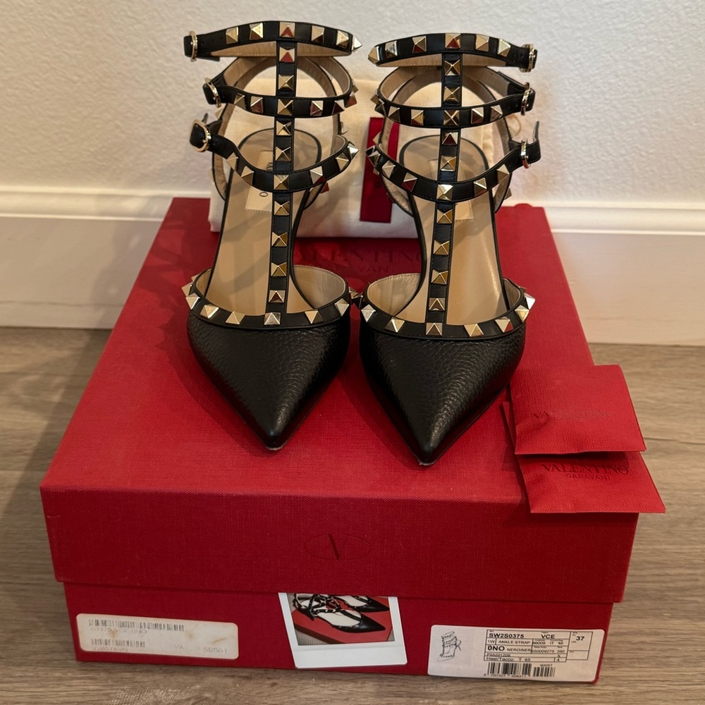 Valentino Garavani Rockstud Cage 65mm in Black and gold hardware